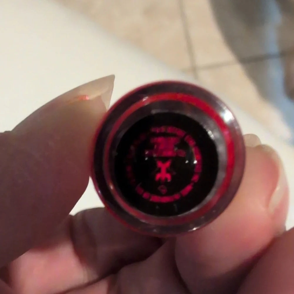 Jeffree Star Supreme Gloss - Shiny Red